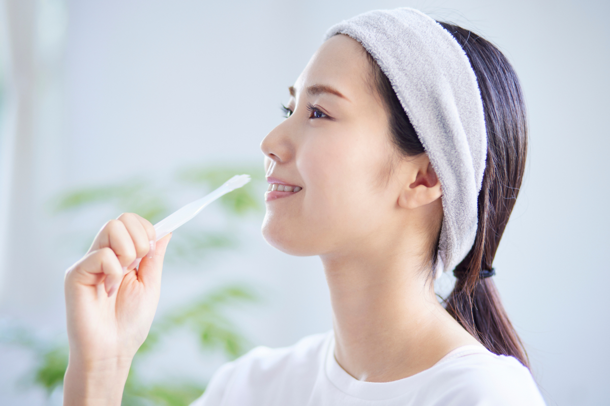 歯周病の進行を抑えるために歯を磨く女性