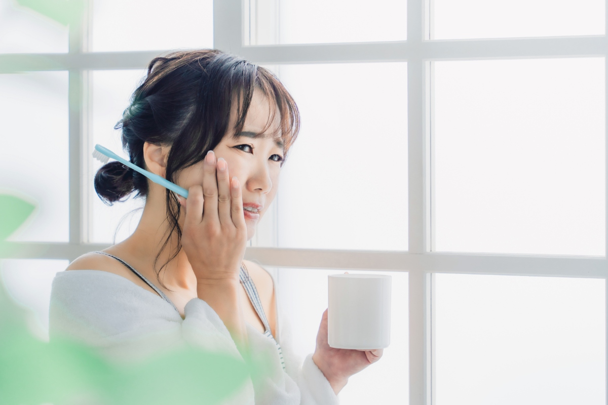 銀歯がしみている女性