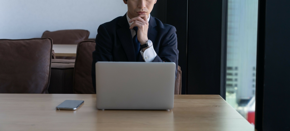 歯科恐怖症とはどのような状態かを考えている男性