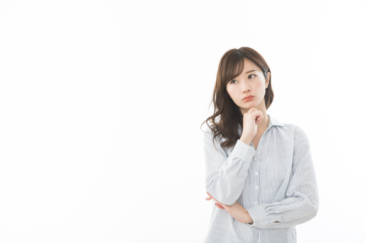40代女性の歯周病が重度になりやすいのはなぜかを考えている女性