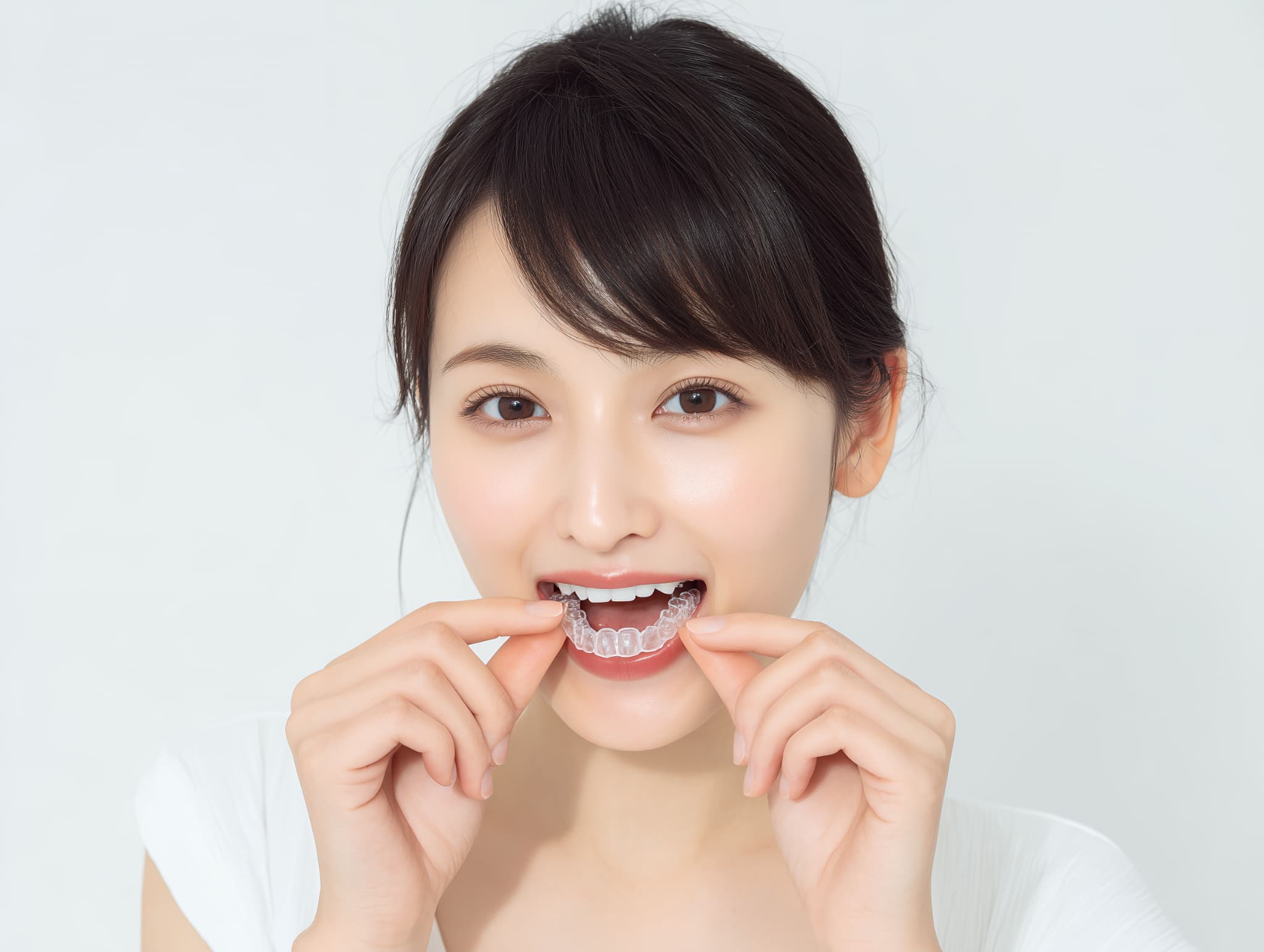 ナイトガードで歯ぎしりを予防する女性