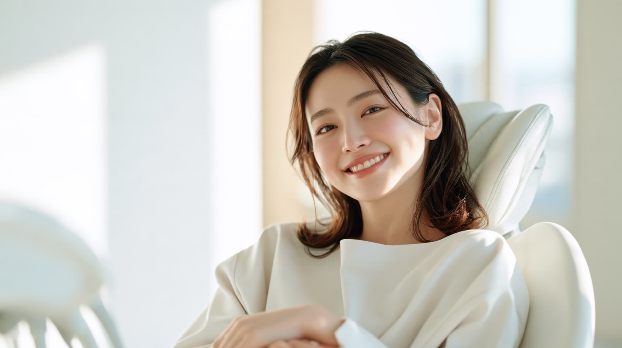 セラミック治療をして嬉しそうな女性